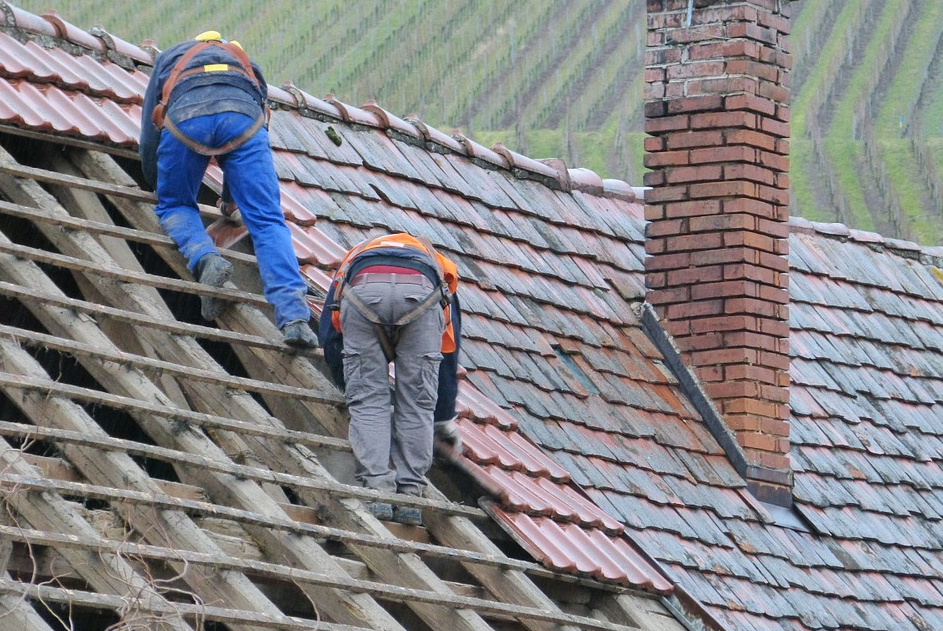 Artisan couvreur à Hyères pour nettoyage et démoussage de toiture 