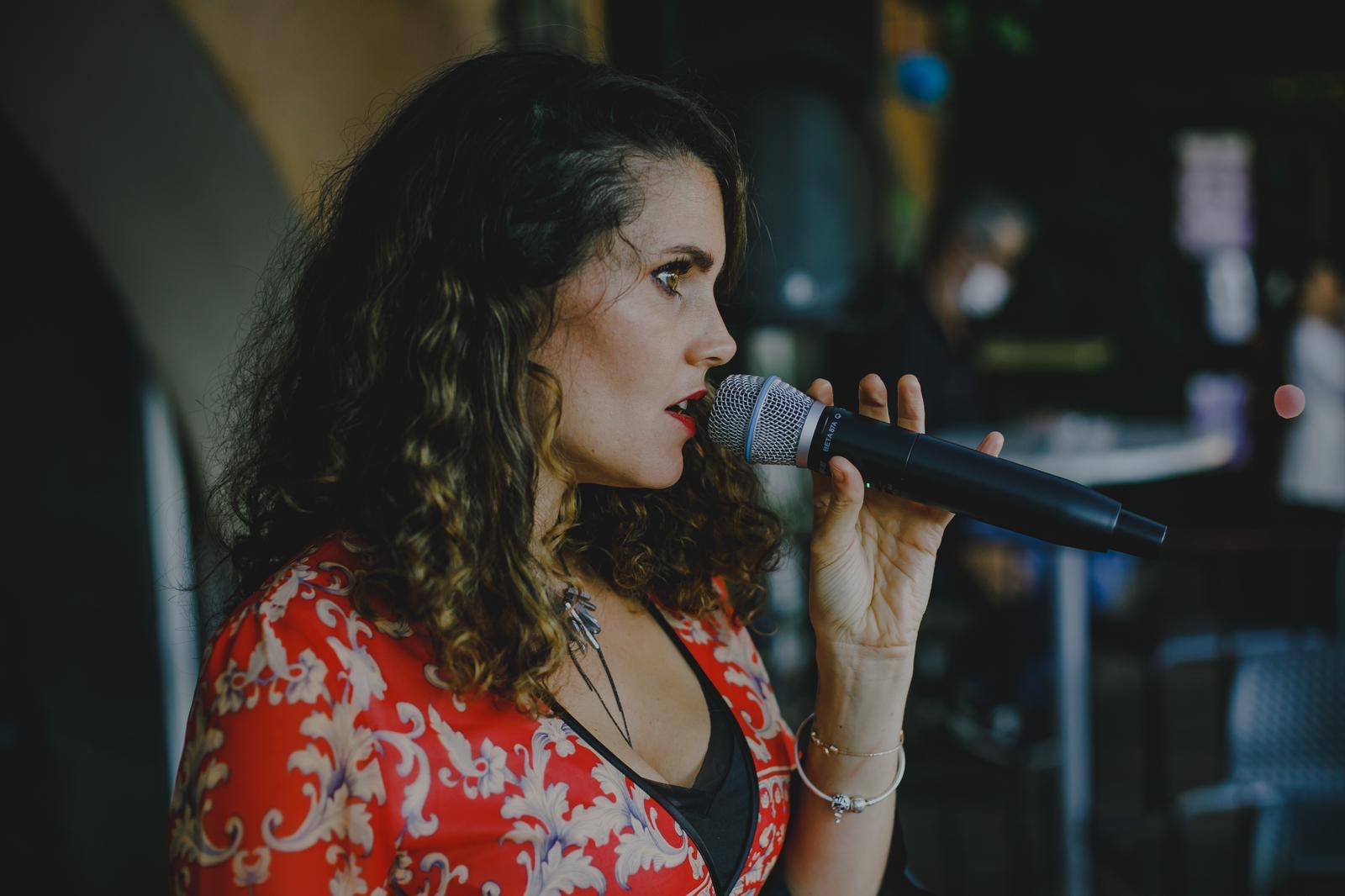 Recherche chanteuse pour évènement pour mariage à Marseille