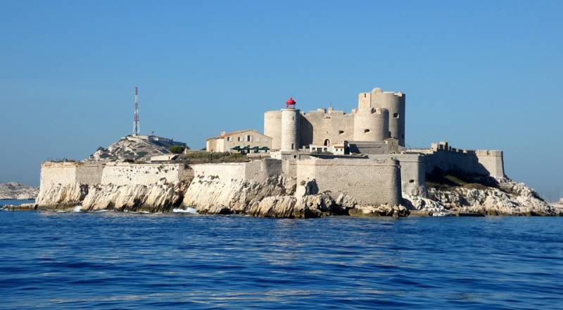 Découvrir l'histoire de l'imposante forteresse du château d'If située juste au large de Marseille