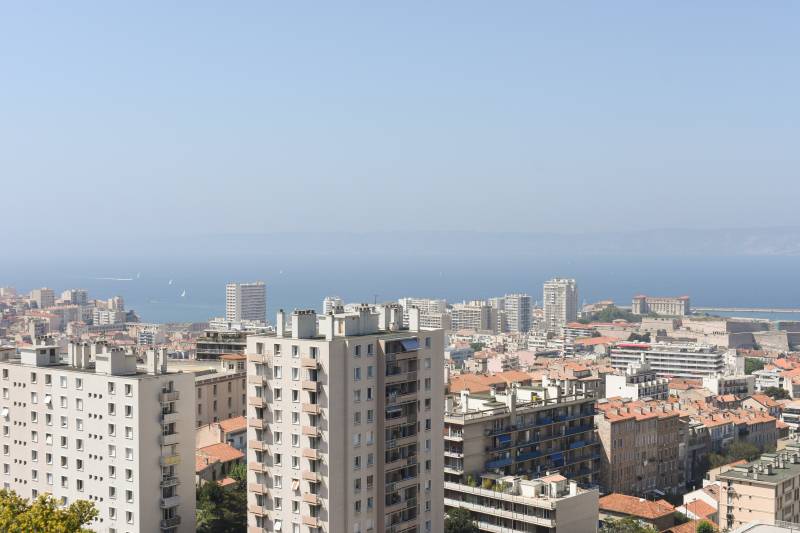 Manger sur les toits de la ville : le Rooftop Massilia Beach à Marseille